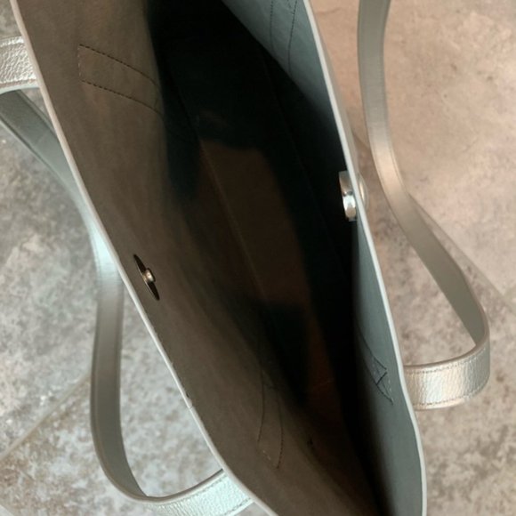 Oliver Bonas Carla Contrast Pocket Tote Bag - Picture 6 of 6